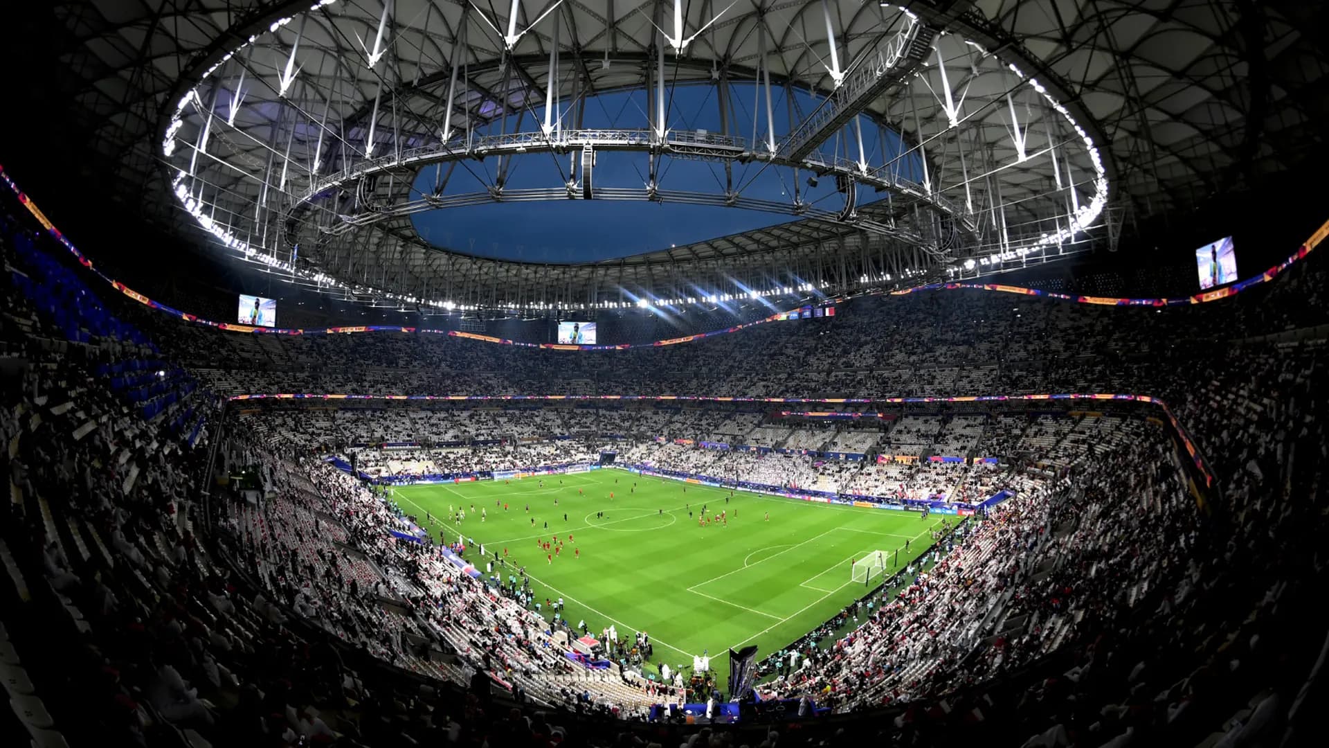 Stadio di calcio illuminato